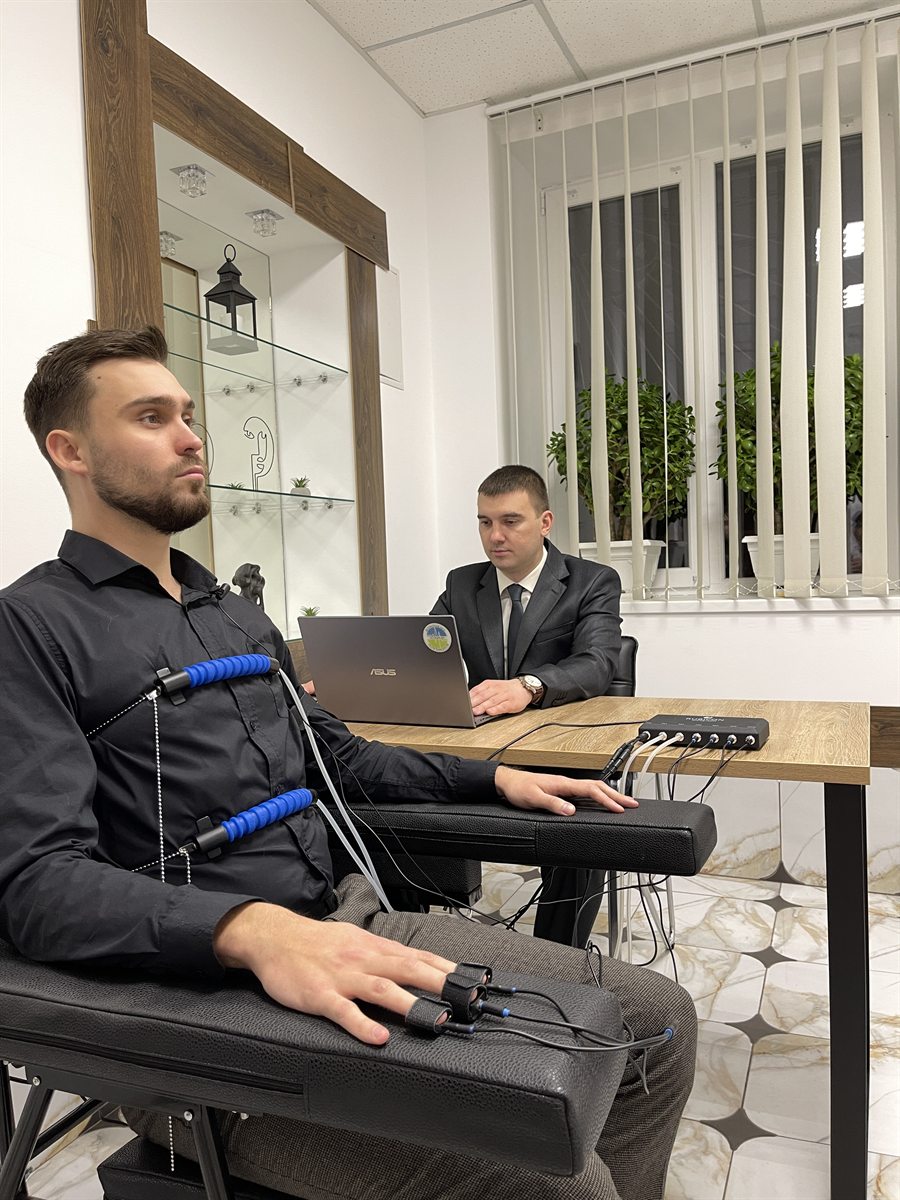 Перевірка на поліграфі: датчики на обстежуваному, Сергій Глушко веде дослідження за комп'ютером