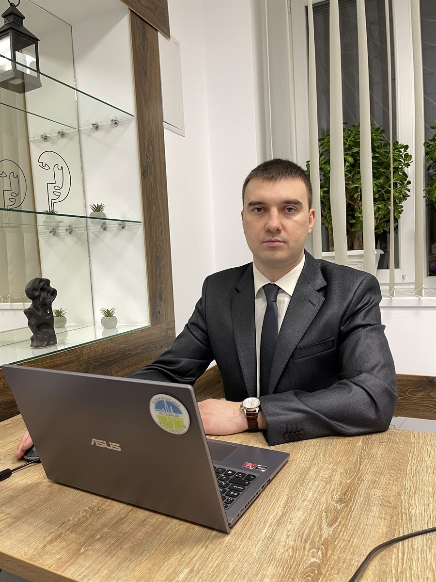 Поліграфолог Сергій Глушко за робочим столом у кабінеті в Полтаві